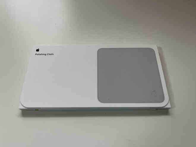 Cận cảnh miếng giẻ lau 19 USD của Apple: Không rõ chất liệu, hộp đựng khá lớn, có tên tiếng Việt trên bao bì - Ảnh 1. Cận cảnh miếng giẻ lau 19 USD của Apple: Không rõ chất liệu, hộp đựng khá lớn, có tên tiếng Việt trên bao bì - Ảnh 1.