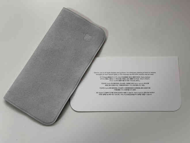 Cận cảnh miếng giẻ lau 19 USD của Apple: Không rõ chất liệu, hộp đựng khá lớn, có tên tiếng Việt trên bao bì - Ảnh 3. Cận cảnh miếng giẻ lau 19 USD của Apple: Không rõ chất liệu, hộp đựng khá lớn, có tên tiếng Việt trên bao bì - Ảnh 3.
