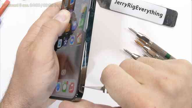 Kiểm chứng độ bền iPhone 13 Pro Max: Những điều mà Apple không nói với người dùng? - Ảnh 7. Kiểm chứng độ bền iPhone 13 Pro Max: Những điều mà Apple không nói với người dùng? - Ảnh 7.