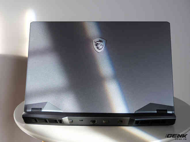 Đánh giá laptop MSI GE66 Raider: Vẻ ngoài không ấn tượng nhưng bù lại có tâm hồn đẹp - Ảnh 1.