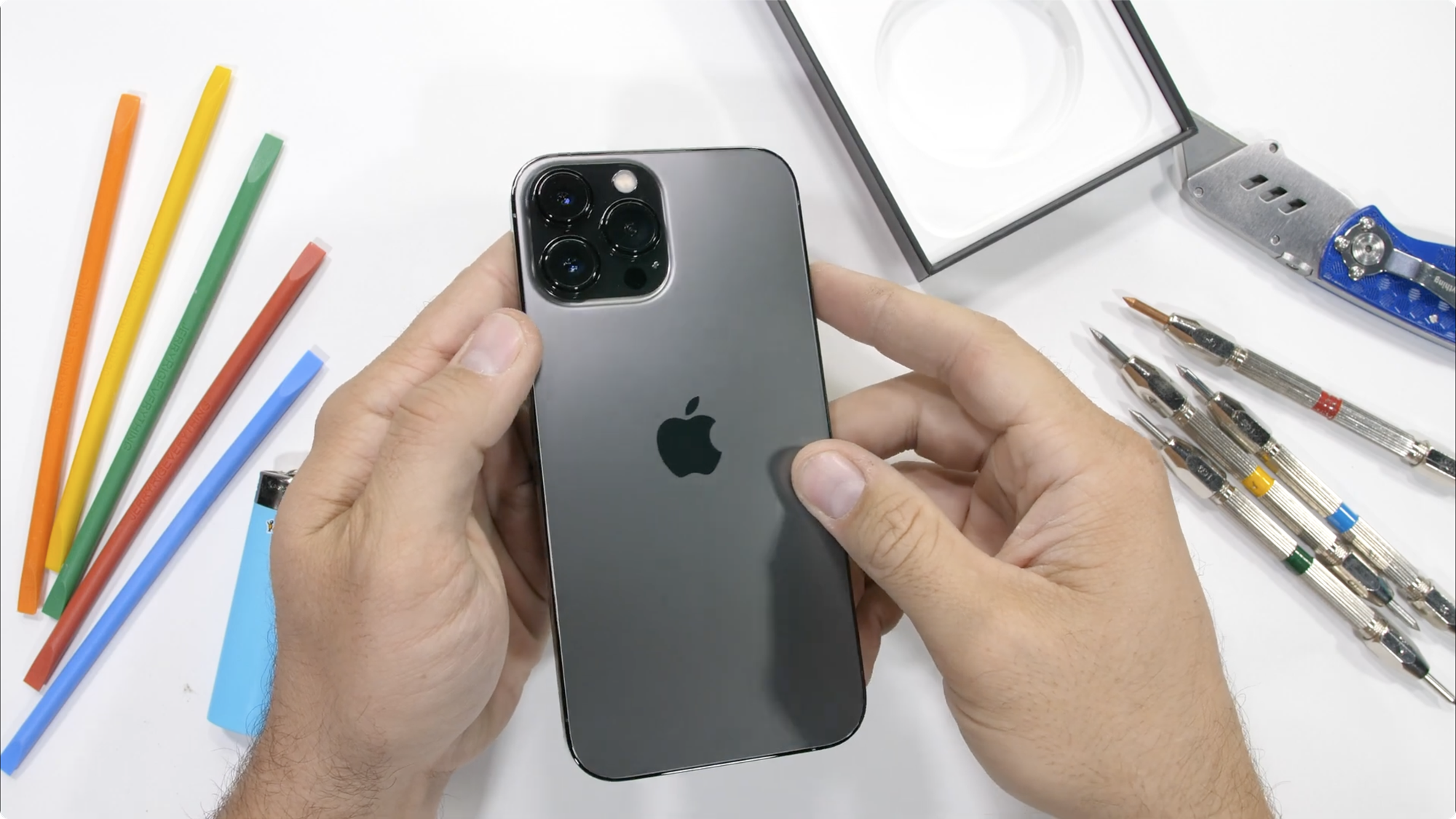 Kiểm chứng độ bền iPhone 13 Pro Max: Những điều mà Apple không nói với người dùng? - Ảnh 3. Kiểm chứng độ bền iPhone 13 Pro Max: Những điều mà Apple không nói với người dùng? - Ảnh 3.