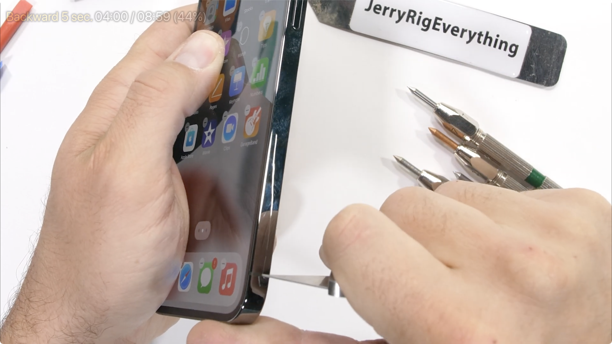 Kiểm chứng độ bền iPhone 13 Pro Max: Những điều mà Apple không nói với người dùng? - Ảnh 7. Kiểm chứng độ bền iPhone 13 Pro Max: Những điều mà Apple không nói với người dùng? - Ảnh 7.