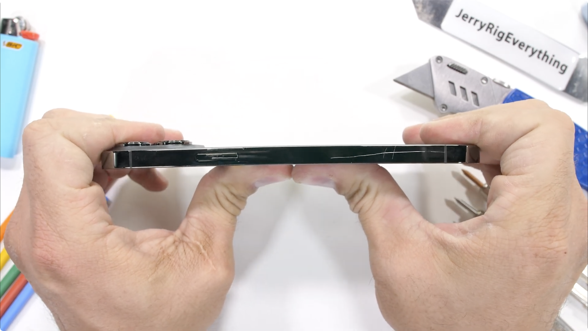 Kiểm chứng độ bền iPhone 13 Pro Max: Những điều mà Apple không nói với người dùng? - Ảnh 10. Kiểm chứng độ bền iPhone 13 Pro Max: Những điều mà Apple không nói với người dùng? - Ảnh 10.