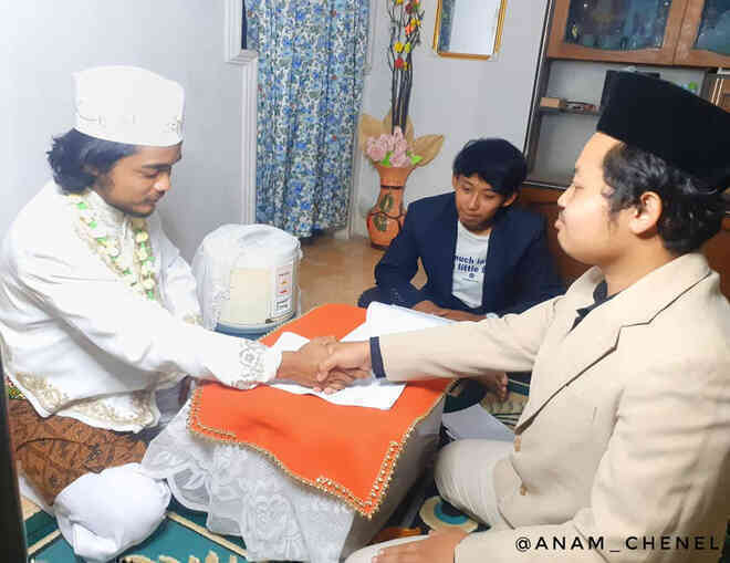 Người đàn ông Indonesia kết hôn với nồi cơm điện: Cô ấy ít nói, ngoan ngoãn và biết nấu ăn - Ảnh 1. Người đàn ông Indonesia kết hôn với nồi cơm điện: Cô ấy ít nói, ngoan ngoãn và biết nấu ăn - Ảnh 1.