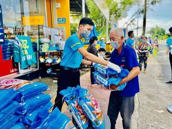 Thế Giới Di Động và Điện máy Xanh trao tặng 2.000 tấn gạo, triệu bữa ăn no cho bà con khó khăn giữa mùa dịch