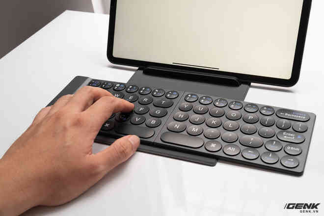 Trải nghiệm nhanh bàn phím gập MiPOW Mini Slim-Fold mỏng nhất thế giới: Gõ chưa đã tay nhưng bù lại gấp gọn như cuốn sổ rất đẹp - Ảnh 7. Trải nghiệm nhanh bàn phím gập MiPOW Mini Slim-Fold mỏng nhất thế giới: Gõ chưa đã tay nhưng bù lại gấp gọn như cuốn sổ rất đẹp - Ảnh 7.