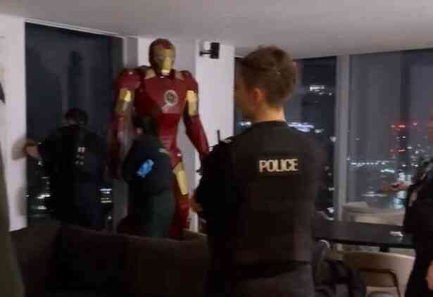Góc hú hồn: Bị cảnh sát điều tra vì tưởng có người treo cổ trong nhà, hóa ra chỉ là bức tượng Iron Man cao gần chạm trần nhà - Ảnh 1.