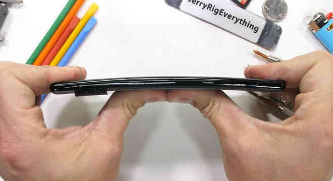 Tra tấn Pixel 6 Pro: Độ bền khá ấn tượng, không dễ xước, khó bẻ cong - Ảnh 6. Tra tấn Pixel 6 Pro: Độ bền khá ấn tượng, không dễ xước, khó bẻ cong - Ảnh 6.