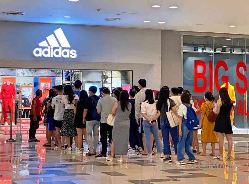 Khách hàng đổ xô săn hàng online giá rẻ ngày Độc thân