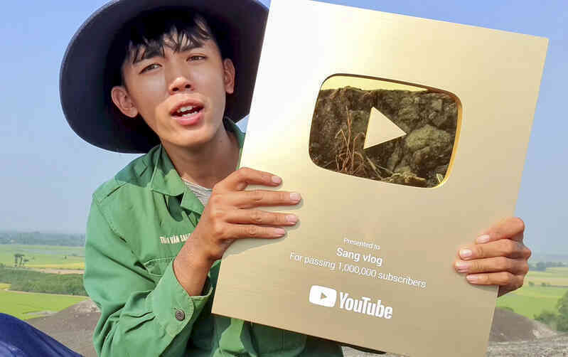 YouTuber nghèo nhất Việt Nam: Ở nhà dột, đi phụ hồ và nghị lực kiếm tiền đổi đời