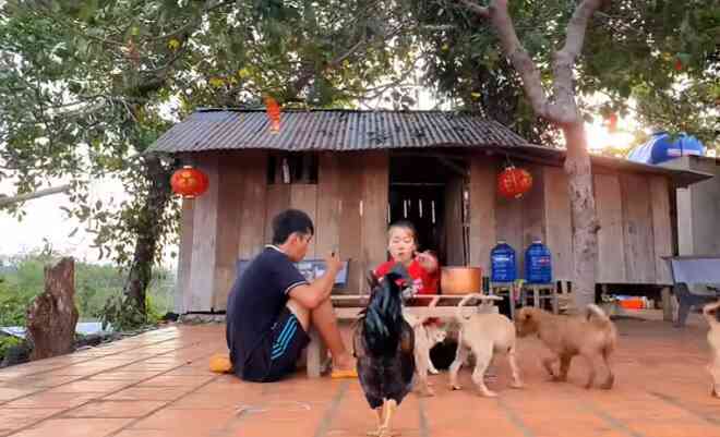 Youtuber nghèo nhất Việt Nam: Ở nhà dột, đi phụ hồ và nghị lực kiếm tiền đổi đời - Ảnh 7. Youtuber nghèo nhất Việt Nam: Ở nhà dột, đi phụ hồ và nghị lực kiếm tiền đổi đời - Ảnh 7.