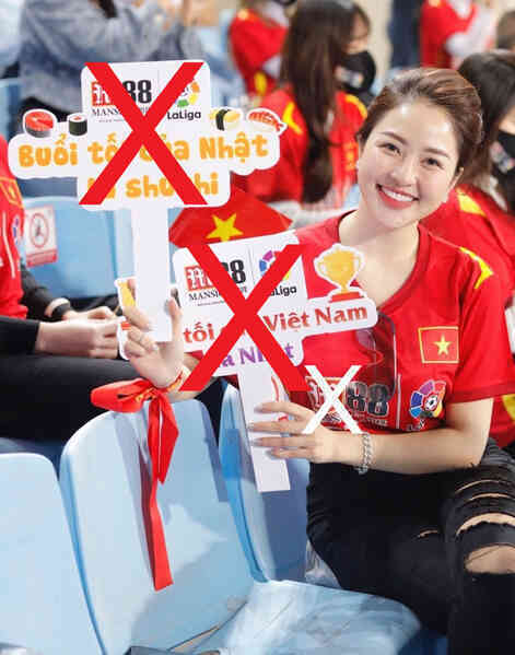2 hot girl nổi tiếng thị phi mượn cớ đi cổ vũ ĐT Việt Nam nhưng thực chất là PR cho sàn cờ bạc, cá độ bóng đá?