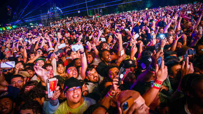 Vật lý đằng sau thảm kịch Astroworld: Khi đám đông trở thành một khối như chất lỏng, bạn có thể bị chết đuối trong biển người - Ảnh 2. Vật lý đằng sau thảm kịch Astroworld: Khi đám đông trở thành một khối như chất lỏng, bạn có thể bị chết đuối trong biển người - Ảnh 2.