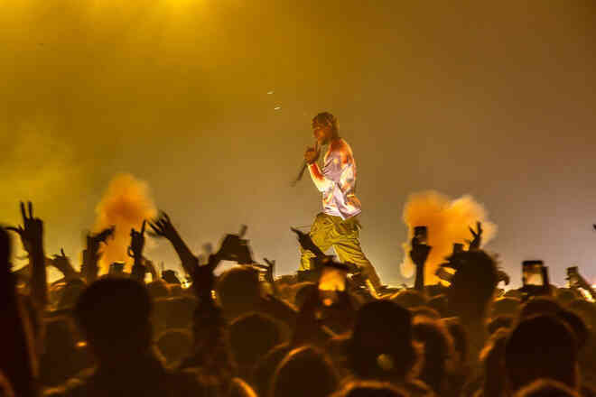 Vật lý đằng sau thảm kịch Astroworld: Khi đám đông trở thành một khối như chất lỏng, bạn có thể bị chết đuối trong biển người - Ảnh 5. Vật lý đằng sau thảm kịch Astroworld: Khi đám đông trở thành một khối như chất lỏng, bạn có thể bị chết đuối trong biển người - Ảnh 5.