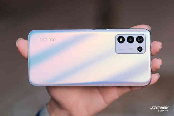 Trên tay realme Q3s: Smartphone giá dưới 6 triệu có màn hình 144Hz, cấu hình của máy 10 triệu - Ảnh 4. Trên tay realme Q3s: Smartphone giá dưới 6 triệu có màn hình 144Hz, cấu hình của máy 10 triệu - Ảnh 4.