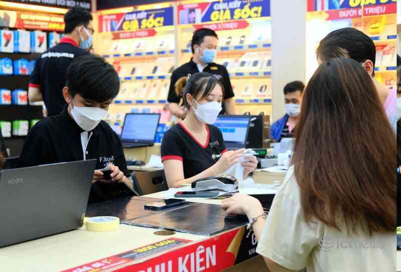 Doanh thu của nhà bán lẻ công nghệ bứt phá ngay sau khi nới lỏng giãn cách