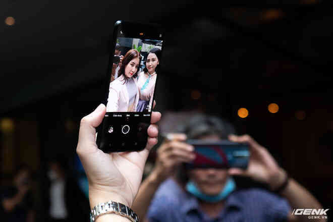 vivo V23e chính thức ra mắt: Thiết kế mỏng nhẹ, có camera selfie 50MP chụp chân dung Bokeh Flare, sạc nhanh 44W, giá 8.5 triệu đồng - Ảnh 11. vivo V23e chính thức ra mắt: Thiết kế mỏng nhẹ, có camera selfie 50MP chụp chân dung Bokeh Flare, sạc nhanh 44W, giá 8.5 triệu đồng - Ảnh 11.