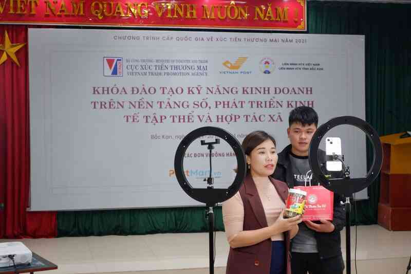 Nông dân Bắc Kạn học cách kinh doanh số