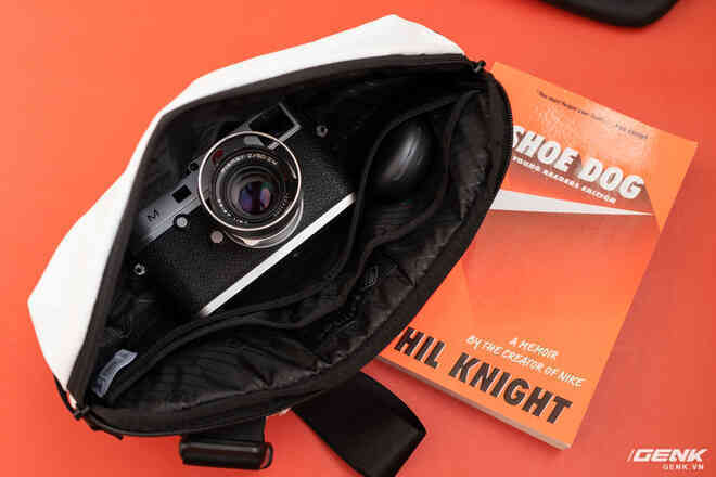 Trải nghiệm nhanh túi đeo chéo tomtoc Lightweight Codura Sling Bag: Một chiếc túi bạn nên có những dịp dạo phố hay cafe cuối tuần - Ảnh 6. Trải nghiệm nhanh túi đeo chéo tomtoc Lightweight Codura Sling Bag: Một chiếc túi bạn nên có những dịp dạo phố hay cafe cuối tuần - Ảnh 6.