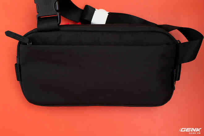 Trải nghiệm nhanh túi đeo chéo tomtoc Lightweight Codura Sling Bag: Một chiếc túi bạn nên có những dịp dạo phố hay cafe cuối tuần - Ảnh 8. Trải nghiệm nhanh túi đeo chéo tomtoc Lightweight Codura Sling Bag: Một chiếc túi bạn nên có những dịp dạo phố hay cafe cuối tuần - Ảnh 8.