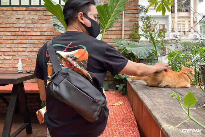 Trải nghiệm nhanh túi đeo chéo tomtoc Lightweight Codura Sling Bag: Một chiếc túi bạn nên có những dịp dạo phố hay cafe cuối tuần - Ảnh 11. Trải nghiệm nhanh túi đeo chéo tomtoc Lightweight Codura Sling Bag: Một chiếc túi bạn nên có những dịp dạo phố hay cafe cuối tuần - Ảnh 11.