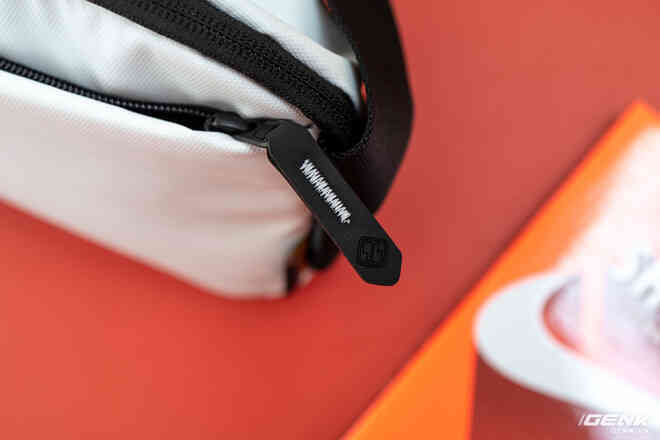 Trải nghiệm nhanh túi đeo chéo tomtoc Lightweight Codura Sling Bag: Một chiếc túi bạn nên có những dịp dạo phố hay cafe cuối tuần - Ảnh 12. Trải nghiệm nhanh túi đeo chéo tomtoc Lightweight Codura Sling Bag: Một chiếc túi bạn nên có những dịp dạo phố hay cafe cuối tuần - Ảnh 12.