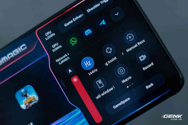 Trên tay Red Magic 6R: Đã có bản chính hãng, Snapdragon 888 chiến game mượt nhưng giao diện chưa hoàn chỉnh, giá từ 15.5 triệu đồng - Ảnh 14. Trên tay Red Magic 6R: Đã có bản chính hãng, Snapdragon 888 chiến game mượt nhưng giao diện chưa hoàn chỉnh, giá từ 15.5 triệu đồng - Ảnh 14.