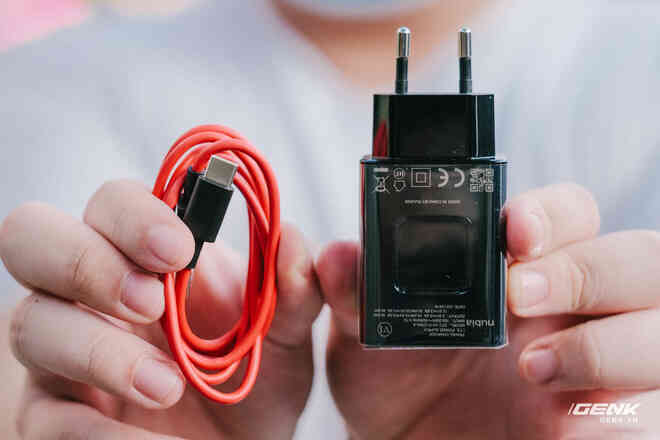 Trên tay Red Magic 6R: Đã có bản chính hãng, Snapdragon 888 chiến game mượt nhưng giao diện chưa hoàn chỉnh, giá từ 15.5 triệu đồng - Ảnh 3. Trên tay Red Magic 6R: Đã có bản chính hãng, Snapdragon 888 chiến game mượt nhưng giao diện chưa hoàn chỉnh, giá từ 15.5 triệu đồng - Ảnh 3.