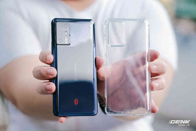 Trên tay Red Magic 6R: Đã có bản chính hãng, Snapdragon 888 chiến game mượt nhưng giao diện chưa hoàn chỉnh, giá từ 15.5 triệu đồng - Ảnh 4. Trên tay Red Magic 6R: Đã có bản chính hãng, Snapdragon 888 chiến game mượt nhưng giao diện chưa hoàn chỉnh, giá từ 15.5 triệu đồng - Ảnh 4.
