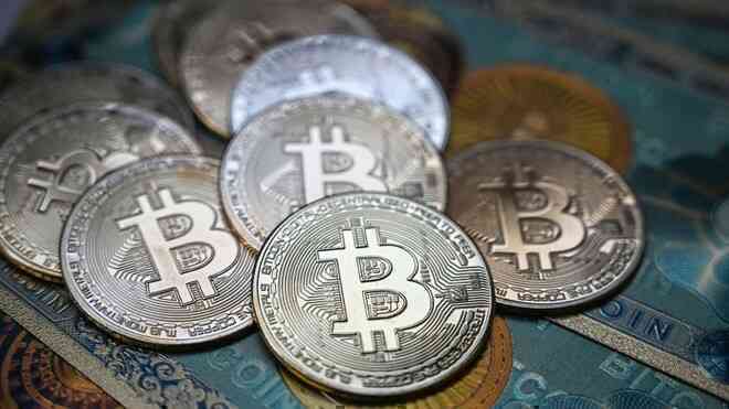 Lo sợ về biến chủng Omicron, nhà đầu tư ồ ạt bán ra bitcoin