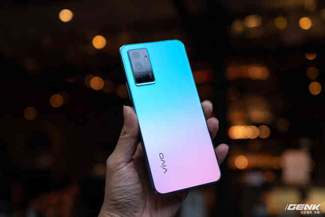Trải nghiệm nhanh vivo V23e: Kiểu dáng từng thấy ở đâu đó, nhưng camera selfie 50MP lại chẳng ở đâu có - Ảnh 2. Trải nghiệm nhanh vivo V23e: Kiểu dáng từng thấy ở đâu đó, nhưng camera selfie 50MP lại chẳng ở đâu có - Ảnh 2.