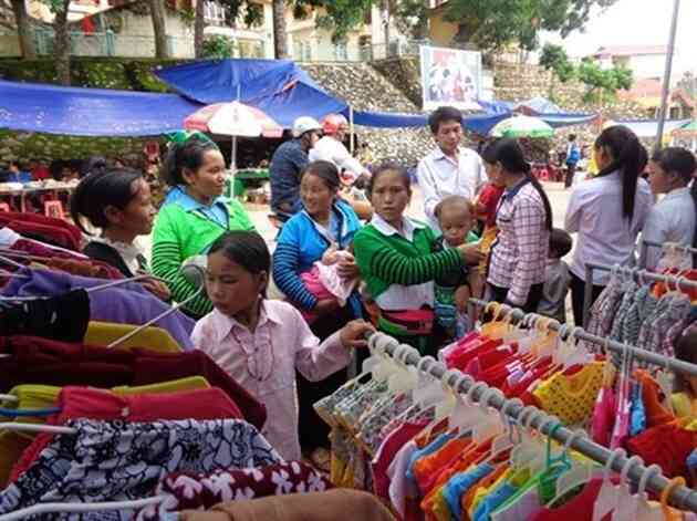 Hàng loạt cặp vợ chồng người HMông trắng tay vì bị gạ đầu tư tiền ảo: Chỉ cần đi bộ lên nương rẫy là có tiền - Ảnh 2. Hàng loạt cặp vợ chồng người HMông trắng tay vì bị gạ đầu tư tiền ảo: Chỉ cần đi bộ lên nương rẫy là có tiền - Ảnh 2.