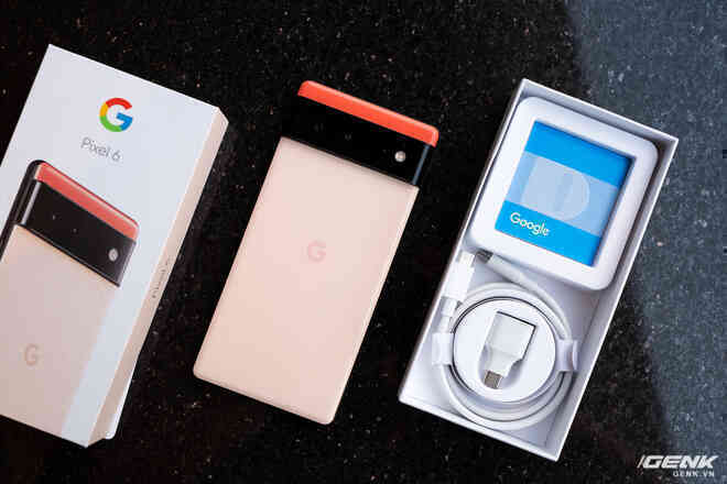 Trên tay Google Pixel 6: Ngoại hình thay đổi hoàn toàn, cụm camera đẹp nhưng lồi khá nhiều, giá về Việt Nam gần 18 triệu - Ảnh 2. Trên tay Google Pixel 6: Ngoại hình thay đổi hoàn toàn, cụm camera đẹp nhưng lồi khá nhiều, giá về Việt Nam gần 18 triệu - Ảnh 2.