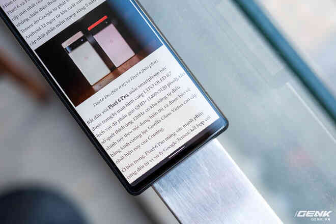 Trên tay Google Pixel 6: Ngoại hình thay đổi hoàn toàn, cụm camera đẹp nhưng lồi khá nhiều, giá về Việt Nam gần 18 triệu - Ảnh 11. Trên tay Google Pixel 6: Ngoại hình thay đổi hoàn toàn, cụm camera đẹp nhưng lồi khá nhiều, giá về Việt Nam gần 18 triệu - Ảnh 11.