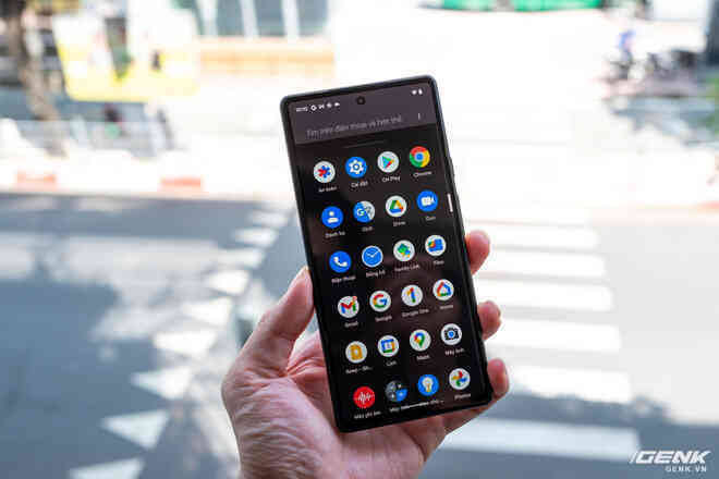 Trên tay Google Pixel 6: Ngoại hình thay đổi hoàn toàn, cụm camera đẹp nhưng lồi khá nhiều, giá về Việt Nam gần 18 triệu - Ảnh 18. Trên tay Google Pixel 6: Ngoại hình thay đổi hoàn toàn, cụm camera đẹp nhưng lồi khá nhiều, giá về Việt Nam gần 18 triệu - Ảnh 18.