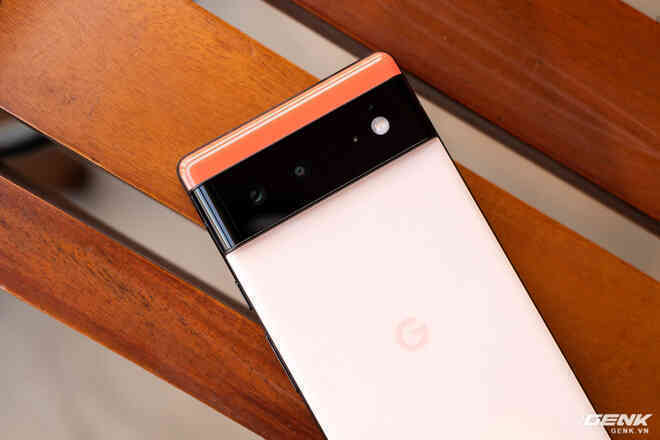 Trên tay Google Pixel 6: Ngoại hình thay đổi hoàn toàn, cụm camera đẹp nhưng lồi khá nhiều, giá về Việt Nam gần 18 triệu - Ảnh 4. Trên tay Google Pixel 6: Ngoại hình thay đổi hoàn toàn, cụm camera đẹp nhưng lồi khá nhiều, giá về Việt Nam gần 18 triệu - Ảnh 4.