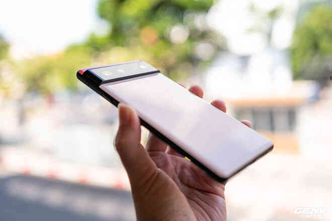 Trên tay Google Pixel 6: Ngoại hình thay đổi hoàn toàn, cụm camera đẹp nhưng lồi khá nhiều, giá về Việt Nam gần 18 triệu - Ảnh 5. Trên tay Google Pixel 6: Ngoại hình thay đổi hoàn toàn, cụm camera đẹp nhưng lồi khá nhiều, giá về Việt Nam gần 18 triệu - Ảnh 5.