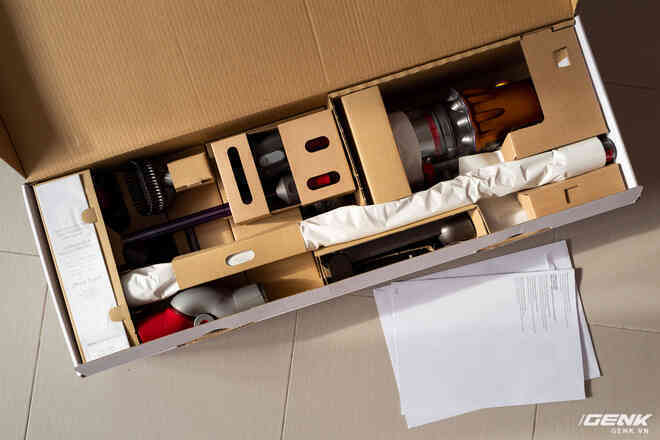 Trên tay và trải nghiệm nhanh máy hút bụi Dyson V12 Detect Slim: Choáng váng vì rất nhiều đồ kèm theo, nhưng dùng rồi lại thấy phê - Ảnh 2. Trên tay và trải nghiệm nhanh máy hút bụi Dyson V12 Detect Slim: Choáng váng vì rất nhiều đồ kèm theo, nhưng dùng rồi lại thấy phê - Ảnh 2.
