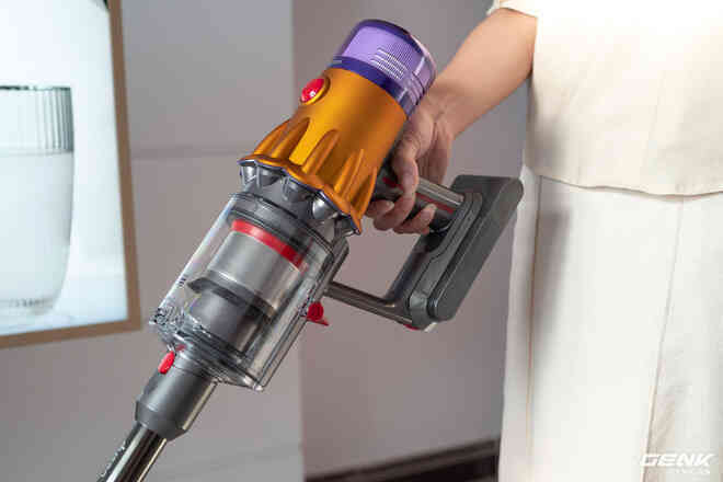 Trên tay và trải nghiệm nhanh máy hút bụi Dyson V12 Detect Slim: Choáng váng vì rất nhiều đồ kèm theo, nhưng dùng rồi lại thấy phê - Ảnh 13. Trên tay và trải nghiệm nhanh máy hút bụi Dyson V12 Detect Slim: Choáng váng vì rất nhiều đồ kèm theo, nhưng dùng rồi lại thấy phê - Ảnh 13.