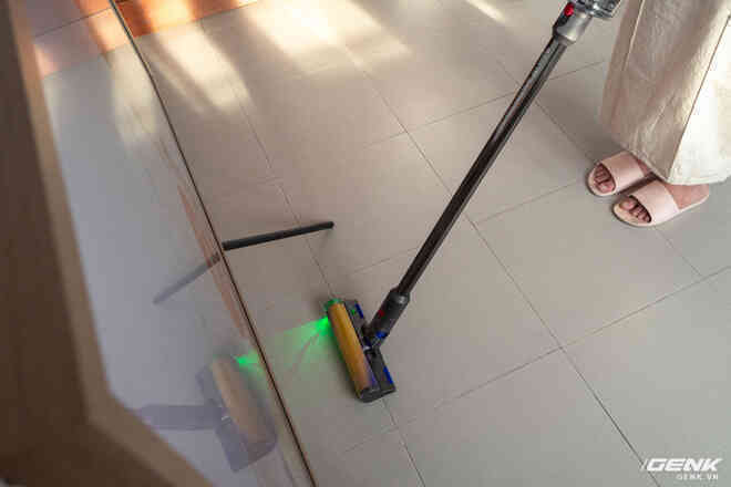 Trên tay và trải nghiệm nhanh máy hút bụi Dyson V12 Detect Slim: Choáng váng vì rất nhiều đồ kèm theo, nhưng dùng rồi lại thấy phê - Ảnh 15. Trên tay và trải nghiệm nhanh máy hút bụi Dyson V12 Detect Slim: Choáng váng vì rất nhiều đồ kèm theo, nhưng dùng rồi lại thấy phê - Ảnh 15.