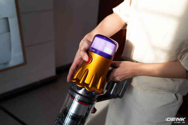 Trên tay và trải nghiệm nhanh máy hút bụi Dyson V12 Detect Slim: Choáng váng vì rất nhiều đồ kèm theo, nhưng dùng rồi lại thấy phê - Ảnh 12. Trên tay và trải nghiệm nhanh máy hút bụi Dyson V12 Detect Slim: Choáng váng vì rất nhiều đồ kèm theo, nhưng dùng rồi lại thấy phê - Ảnh 12.