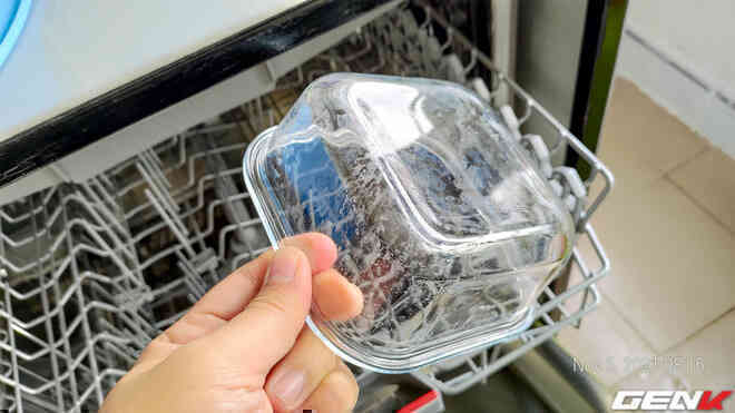 Mua máy rửa bát chục triệu nhưng còn bẩn hơn rửa tay – tôi bị vợ đấm không trượt phát nào