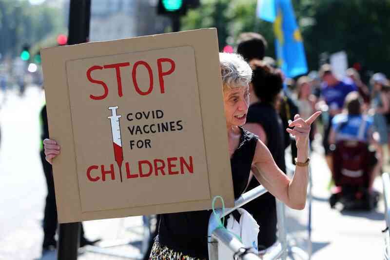 Tin giả trên TikTok, Facebook khiến giới trẻ Anh chần chừ tiêm vaccine
