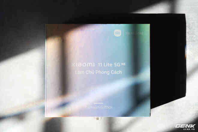 Mở hộp Xiaomi 11 Lite 5G NE x Swarovski: Thiết kế trẻ trung, mặt lưng bắt mắt, cấu hình giống bản thường, tặng kèm dây chuyền Swarovski