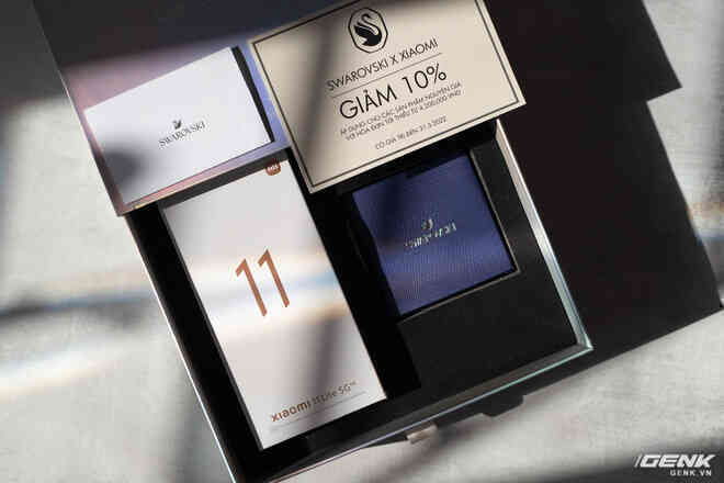Mở hộp Xiaomi 11 Lite 5G NE x Swarovski: Thiết kế trẻ trung, mặt lưng bắt mắt, cấu hình giống bản thường, tặng kèm dây chuyền Swarovski - Ảnh 2. Mở hộp Xiaomi 11 Lite 5G NE x Swarovski: Thiết kế trẻ trung, mặt lưng bắt mắt, cấu hình giống bản thường, tặng kèm dây chuyền Swarovski - Ảnh 2.