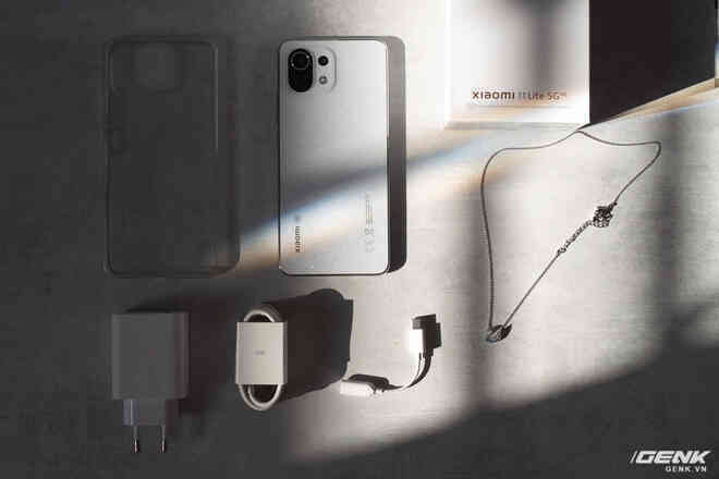 Mở hộp Xiaomi 11 Lite 5G NE x Swarovski: Thiết kế trẻ trung, mặt lưng bắt mắt, cấu hình giống bản thường, tặng kèm dây chuyền Swarovski - Ảnh 4. Mở hộp Xiaomi 11 Lite 5G NE x Swarovski: Thiết kế trẻ trung, mặt lưng bắt mắt, cấu hình giống bản thường, tặng kèm dây chuyền Swarovski - Ảnh 4.