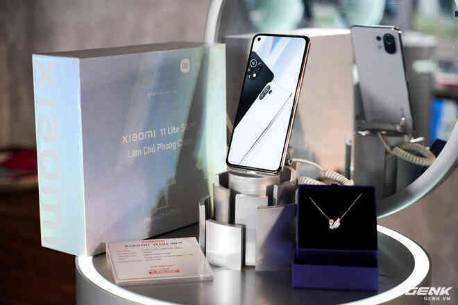 Xiaomi hợp tác cùng Swarovski ra mắt phiên bản đặc biệt của Xiaomi 11 Lite 5G NE tại thị trường 5 nước Đông Nam Á, trong đó có Việt Nam