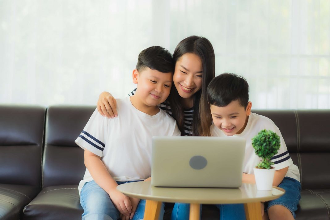 Cha mẹ Việt cần dạy con biết hoài nghi khi dùng Internet