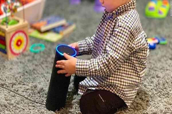 Bé gái 10 tuổi suýt chết vì nghe theo loa thông minh