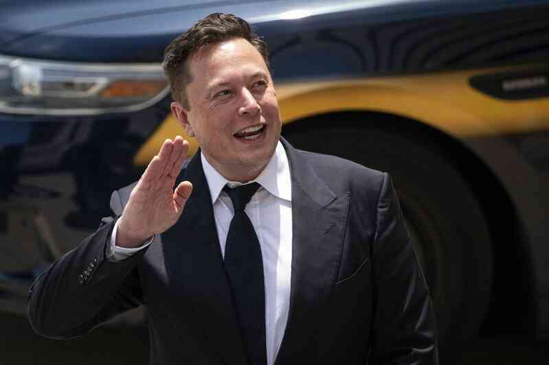 Elon Musk ban them 1 ty USD co phieu Tesla